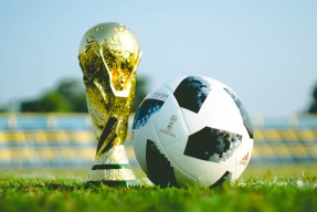 FIFA世界杯版权-体育世界大乱炖，罗马憾别、三镇调名单、首钢全明星名单惊呆众人